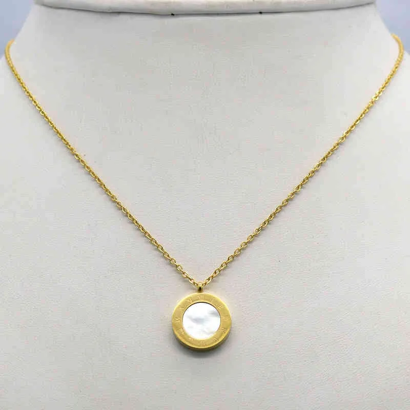 Mini blackandwhite doublesided shell Roman numeral necklace fashion women039s titanium steel chain8206451