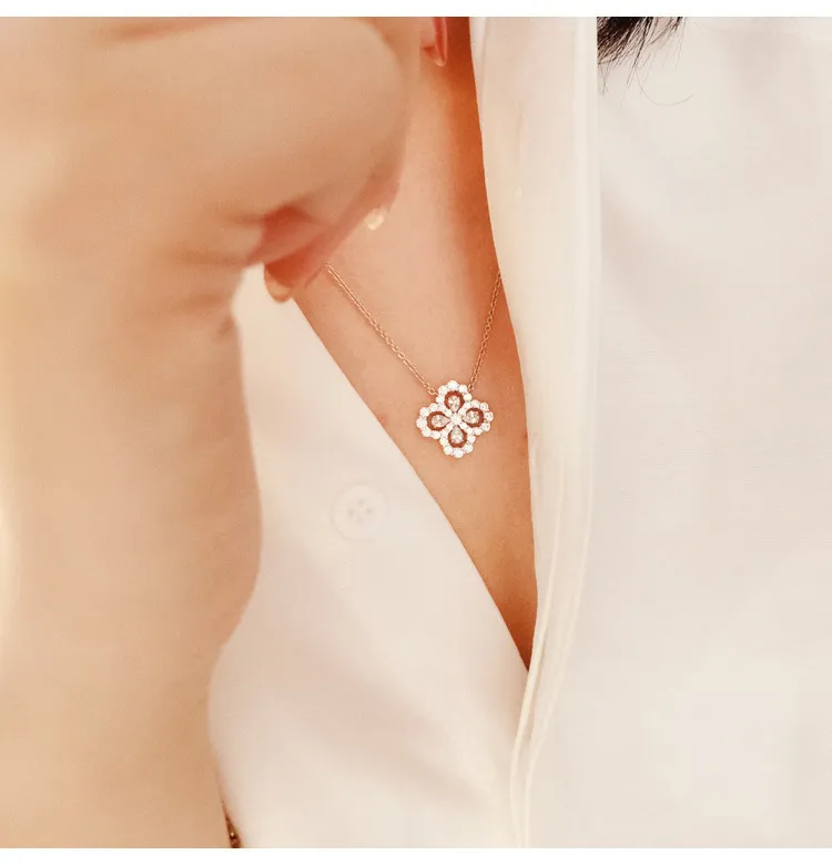 Luxus voller Diamant vier Grasanhänger Halskette Nische Design Superblitzimitation Moissanit Blütenförmige Blumen-Schlangeblätter Kette Weiblich