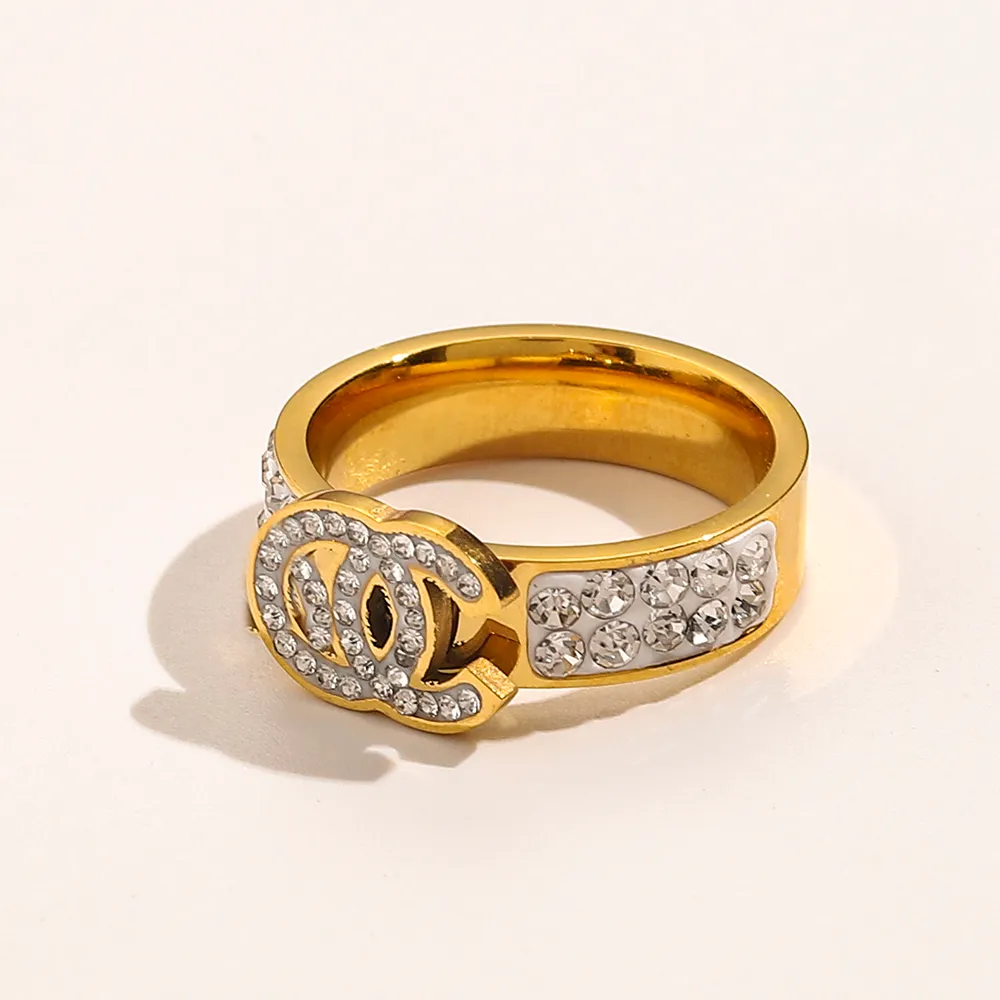 Ny fashionabla smyckesdesigner ringer kvinnor bokstav kärlek bröllop leveranser 18k guld pläterad rostfritt stål diamant ädelstenar ring f274y