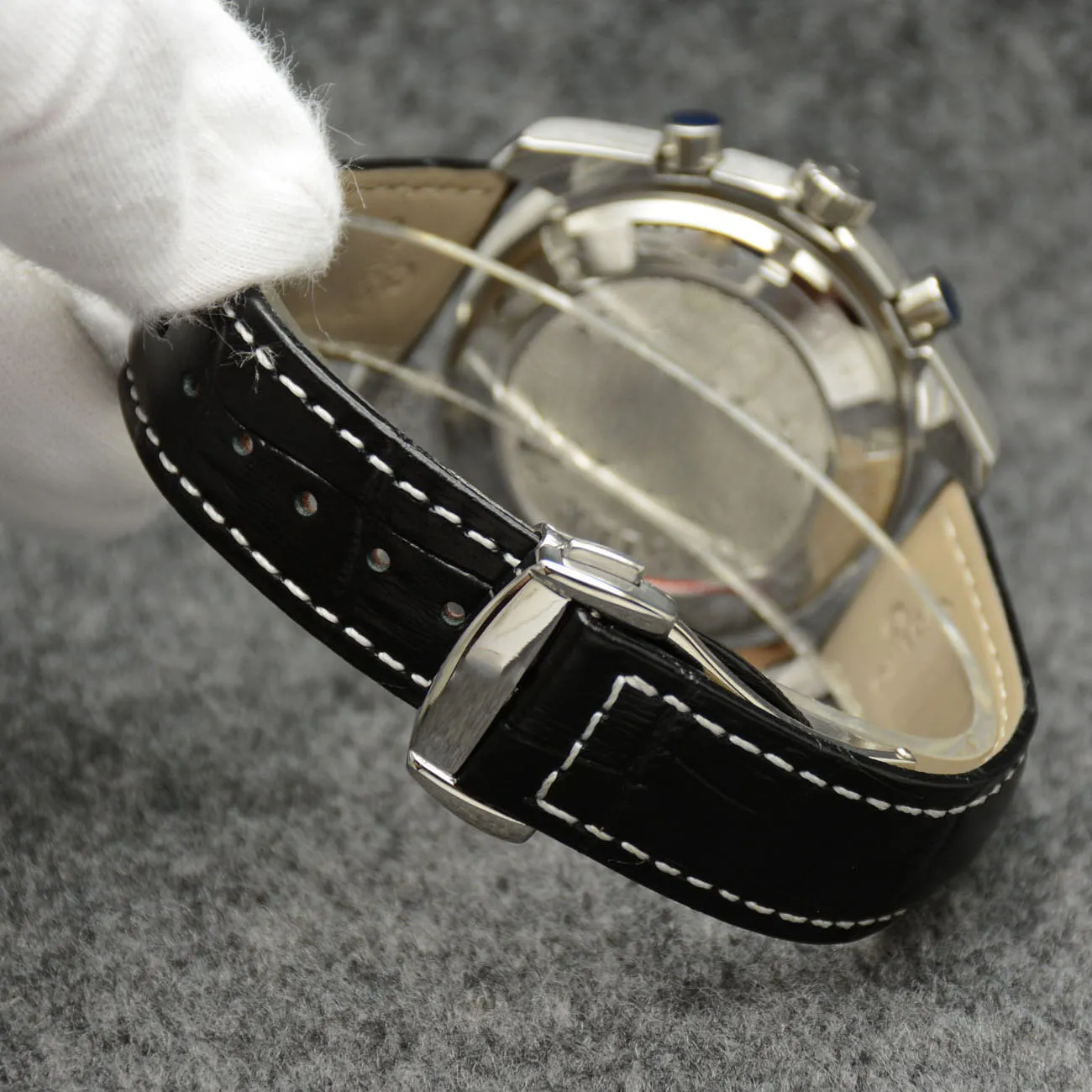 44 mm quartz chronograaf datum herenhorloges rode wijzers zwarte lederen band vaste lunette met een bovenste ring met tachymetermarkeringen2772