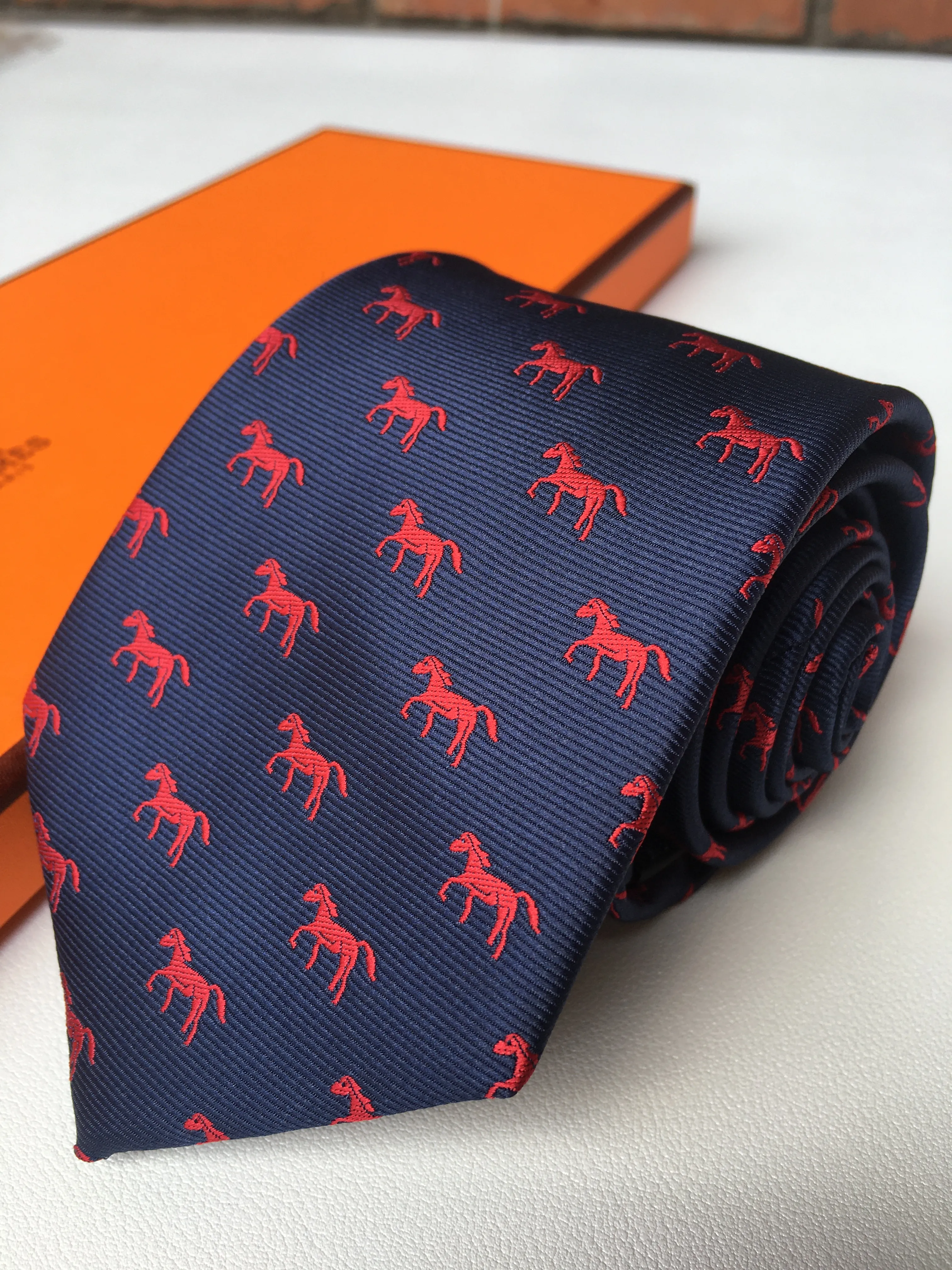 ビジネスデザイナータイメンズシルクネックの高品質のクラバッタuomo男性ビジネスネクタイ文字刺繍krawatte box lux230m