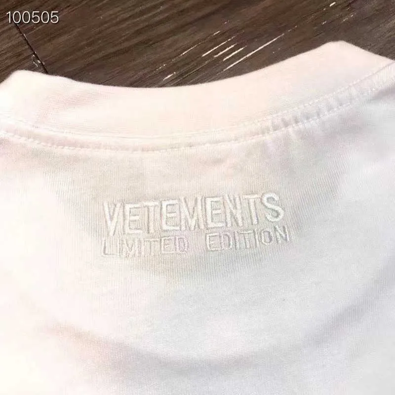 Vetements tees etikett överdimensionerad casual bomullstopp 2022 svart vit ny vtm t-shirts män kvinnor högkvalitativa grafiska tryck