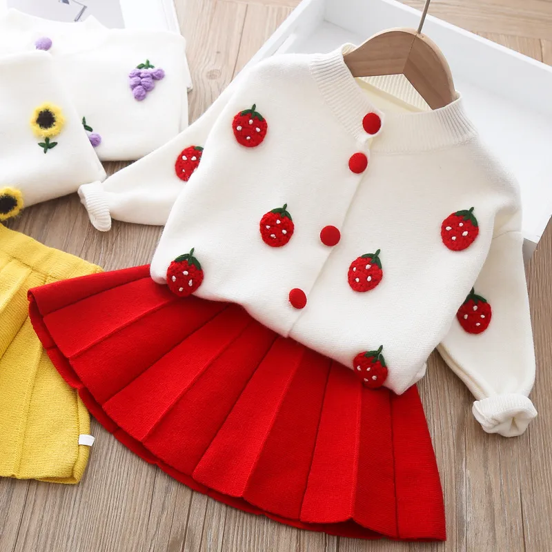 Vêtements d'hiver pour bébé fille de 0 à 5 ans, pull tricoté chaud, costume, veste Cardigan à fraises, jupe plissée deux pièces, 220326