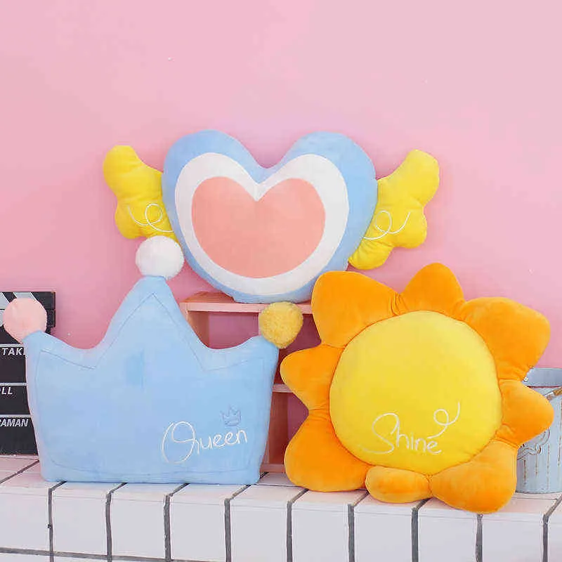 Flying Wings Bonbons Coeur En Peluche Coussin Doux Rempli Soleil Nuage Couronne Metor Ornement Canapé Décor Ciel Pour Fille Chambre J220704