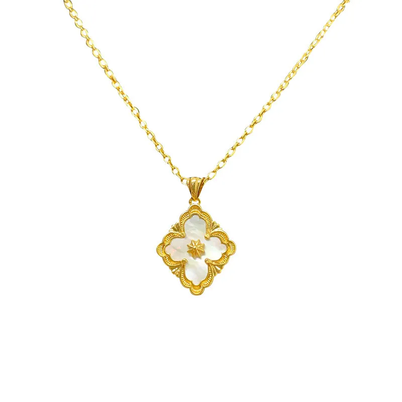 Luxury 18k Gold Clover Designer Pendant Neckor for Women Cross Chain Choker Italy Famous Brand Retro Vintage Palace Halsband PA353I