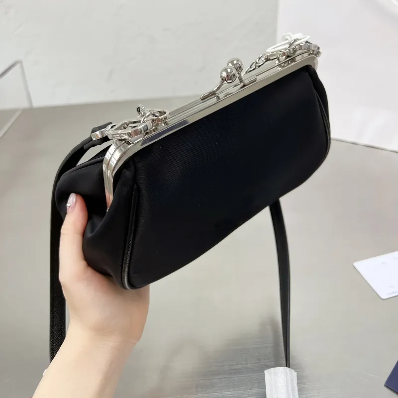 Designer Triangle Evening Påsar Cloud Tote Chain Elegant Clutch Ladies Pouch Leather Clip Bag Crossbody Carrying Cloud Bag