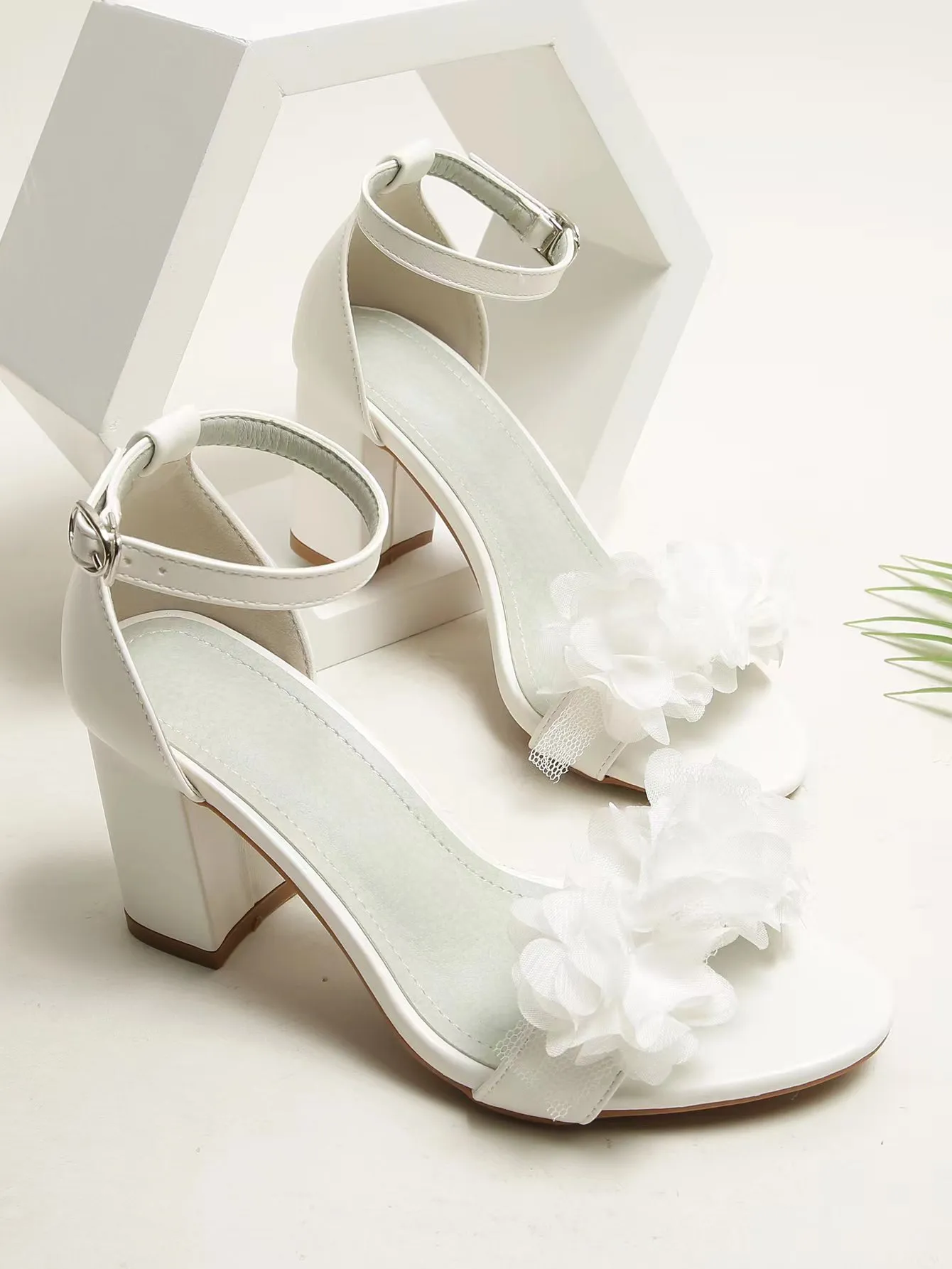 2022夏の結婚式の靴花嫁女性のための白いかかとエレガントなレースフラワーサンダルデザイナーブラックアンクルバックル分厚いかかと