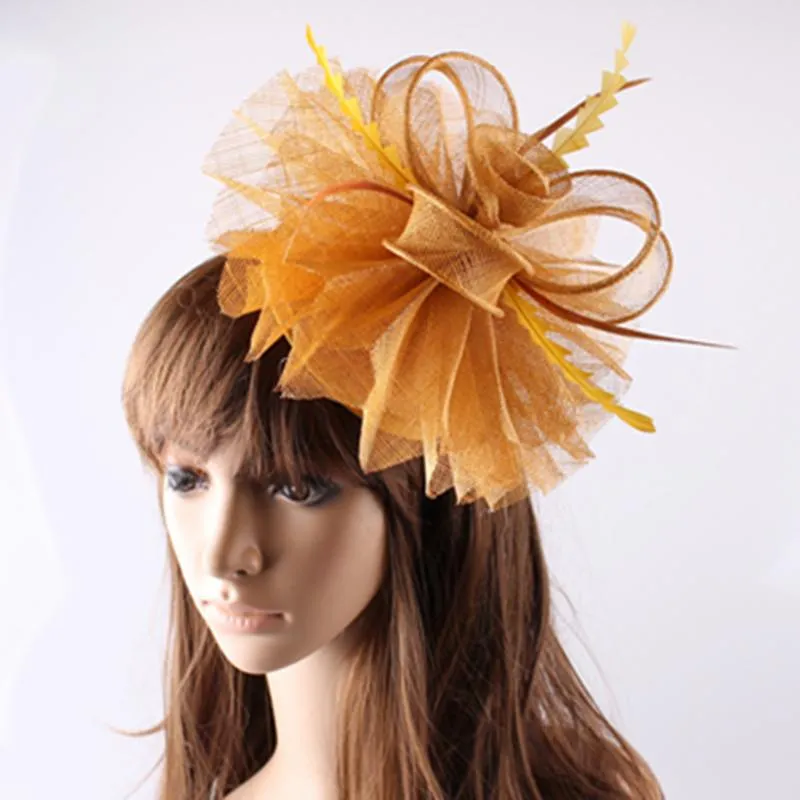 Basker damer eleganta fjäderhattar kvinnor hårtillbehör fancy fascinators för bröllopsfest guld brud och tävlingar av1522berets B1903