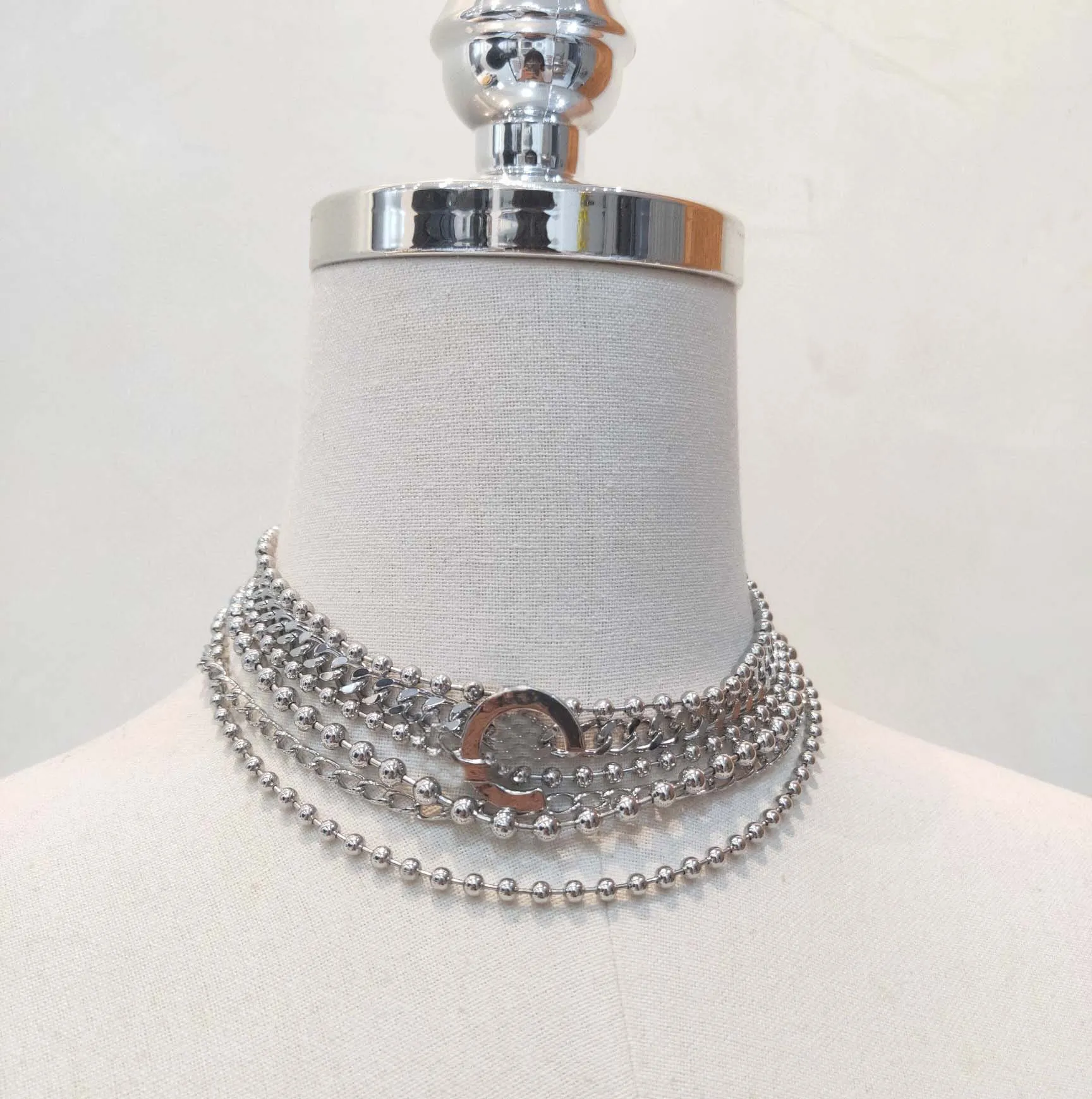 2022 Collana con pendente di fascino di alta qualità con design girocollo di perline a sei strati in color platino placcato gioielli da sposa da donna2322