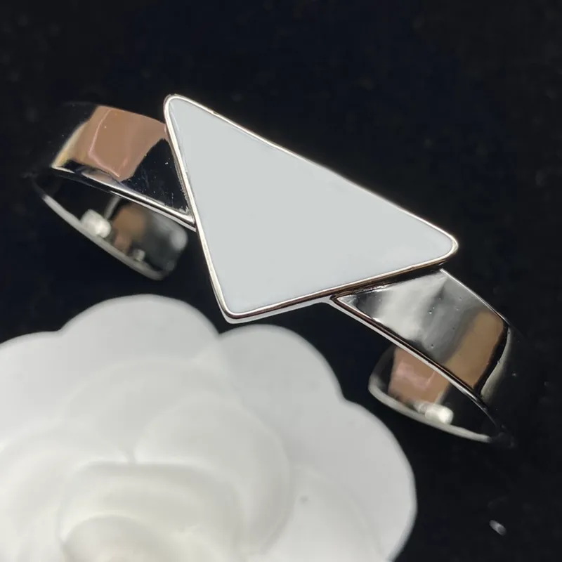 Projektanci kochają bransoletki dla kobiet męskie trójkąt litera bransoletka mężczyźni urok bransolety luksusowe biżuteria na prezent ślub D2205072z