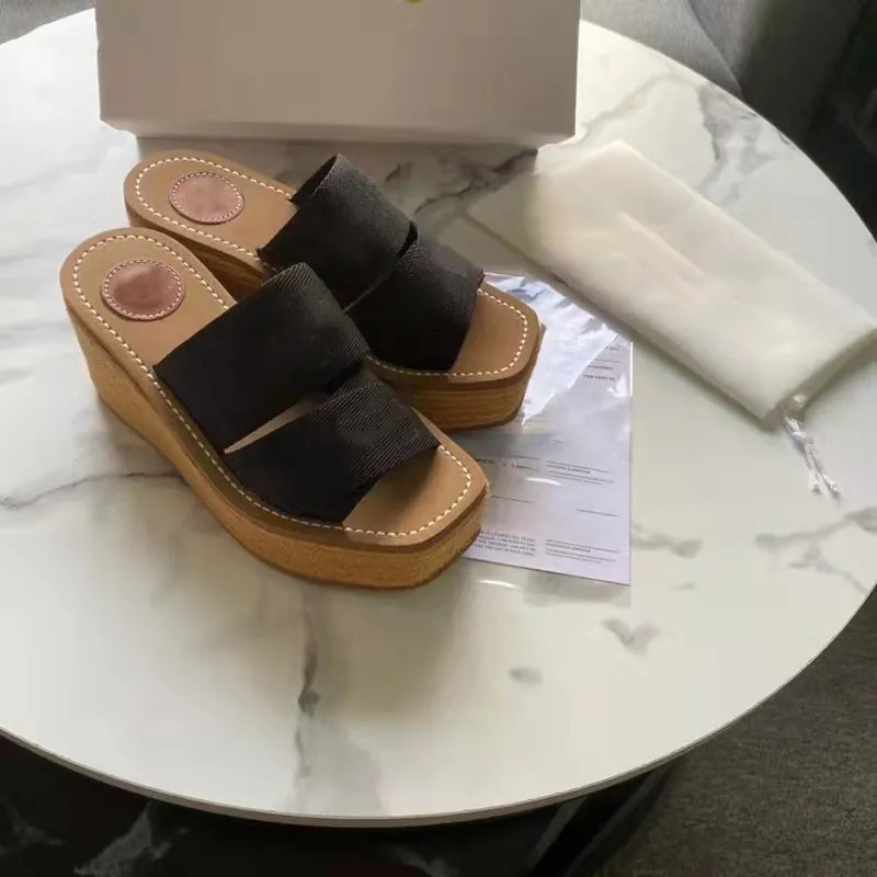 Hochwertige Folien 2022 Sommerdesigner -Hausschuhe Neue Schwammkuchen Dicke untere Sandalen Quadratschild aus Leinwand Kreuz Überläufen Pantoffeln Frauen Frauen