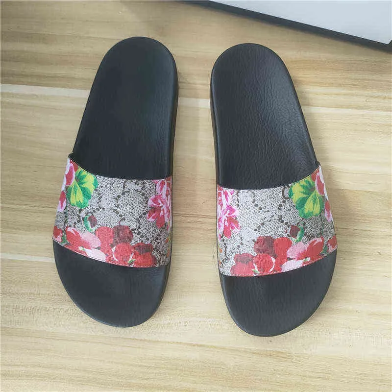 Drag a word men's flip flops couple beach shoes long-term trend of women's slippers in summer 2022