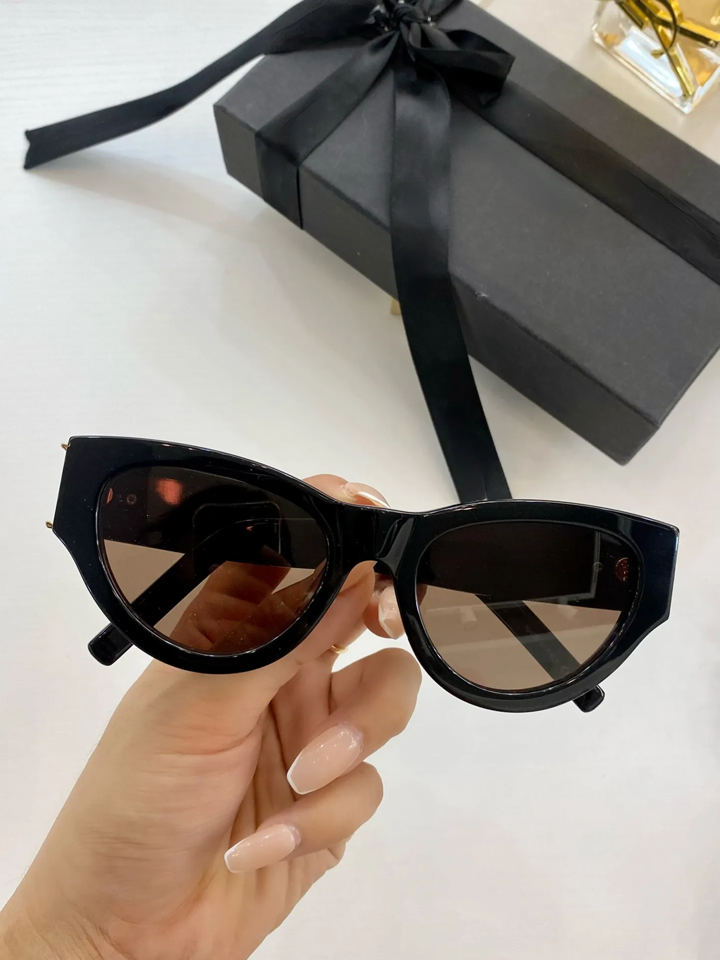 المصمم الفاخر نظارة شمسية أزياء الكلاسيكية Cat Eye Gey Goggles Goggles Outdoor Beach Glasses Men اختياري مع CASE 3283914