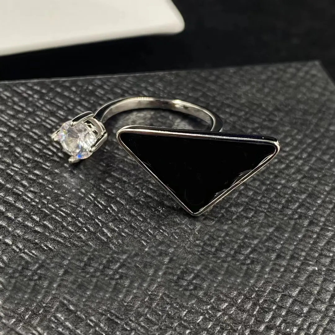 2022 Nieuwe Driehoek Open Ring Fashion Brand Designer Ringen Vrouwen Geschenken Bruiloft Sieraden Drie Kleuren Beschikbaar Hoge Kwaliteit Met Box276N