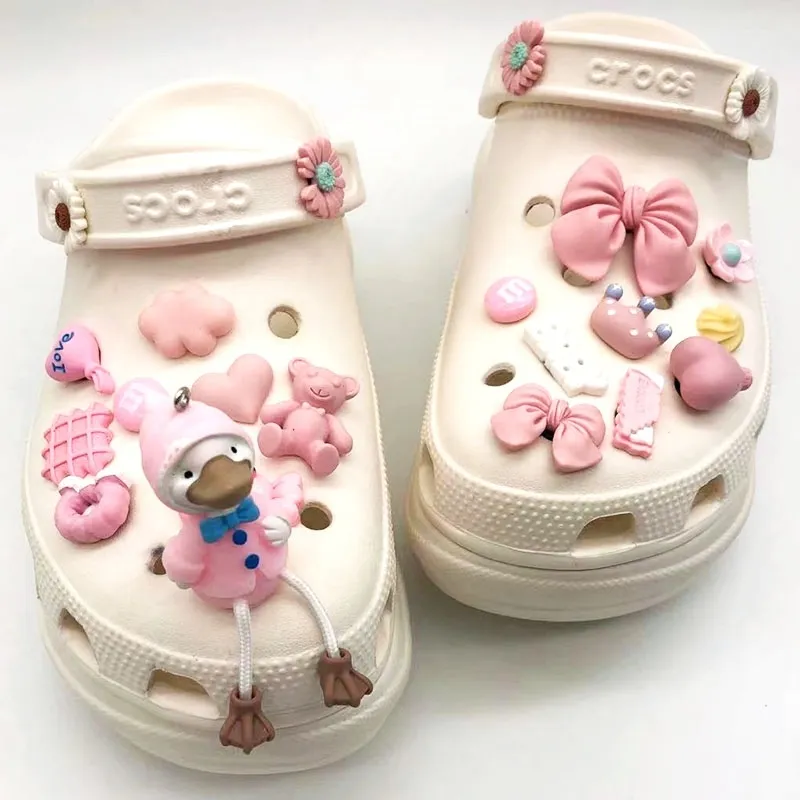 Bonito rosa pato encantos designer diy anime sapatos decaration charme para croc jibs tamancos olá crianças meninas presentes3501