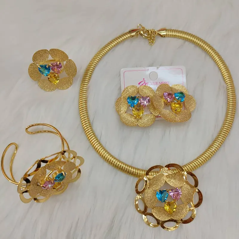 Set di gioielli di moda le donne Collana di orecchini di cristallo da sposa da sposa African Dubai Bracciale con anello color oro gioielliere 220810