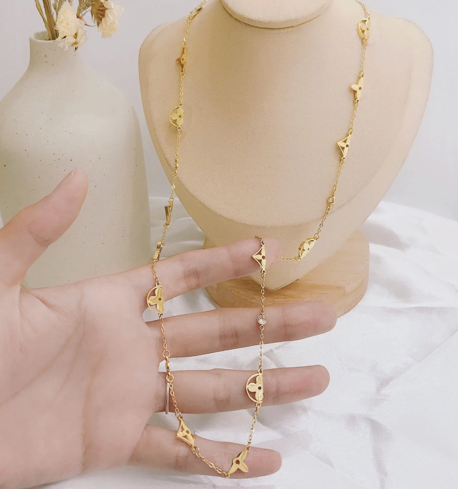 Модное женское ожерелье из нержавеющей стали 18K с золотым покрытием, дизайнерские ожерелья, колье с подвеской в виде буквы, цепочка с кристаллом кубического циркония Weddi223C