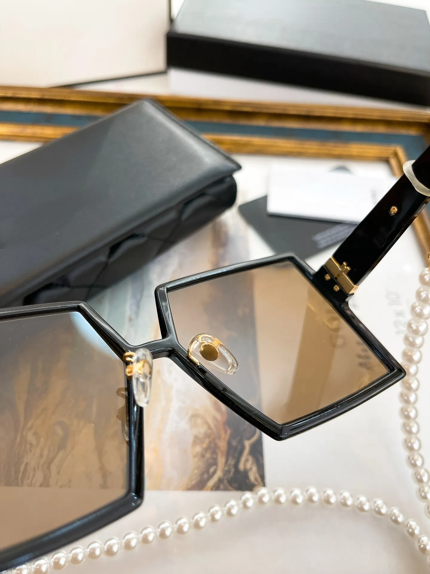 Luksusowe czarne kwadratowe okulary przeciwsłoneczne Kobiety moda w stylu retro łańcuch perłowy szklanki kobiet projektant marki duża rama CH6025S