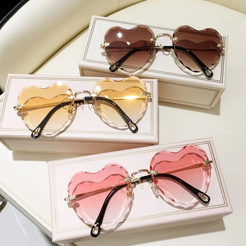 Gli occhiali da sole adorano il design del marchio a forma di cuore 2022 STRADA DI GATTO GATTO STRADA INDIGLIO SULLO SULLO SULLO STRADI CONDIFICILI CONDIMENTI SMARTHITTI DI LENS