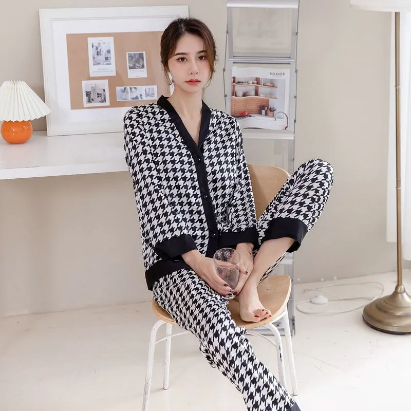 Kadın pijamaları seti v Boyun Tasarım Çapraz Mektubu Baskı Sleepwear İpek Ev Kıyafetleri Büyük Boyut Giyim Sevimli İçişli Uyku Üstleri 220802