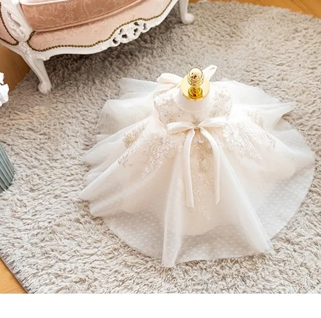 2022 Luxueux Flower Girl Dress Long Train Avec Bow Bead 3D Fleurs Appqulies Dentelle Robe De Bal Princesse Robes Première Sainte Première Communion Robes