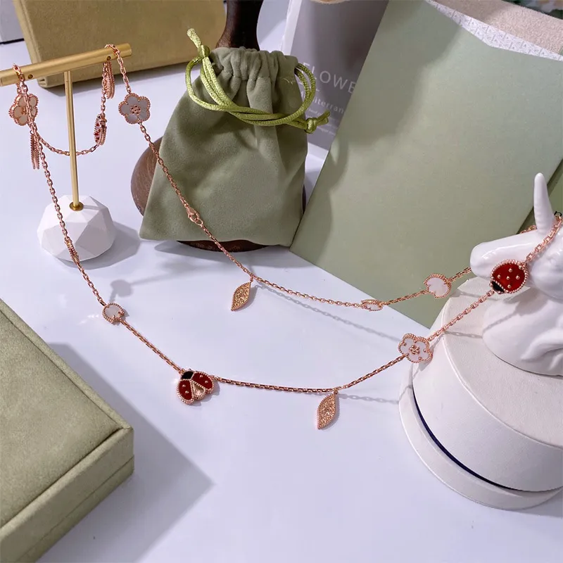 Высокое издание Длинное ожерелье с подвеской Lucky Spring из перламутра и цветов Подвески Классические дизайнерские украшения Claasic День матери 2684
