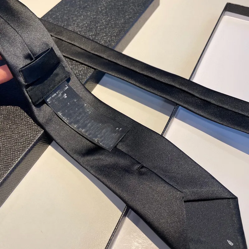 Mężczyźni Designer Męscy Masowe krawat mody szyi list nadrukowany łuk luksurys projektanci Business Triangle Decirge Dekoracja 5388946