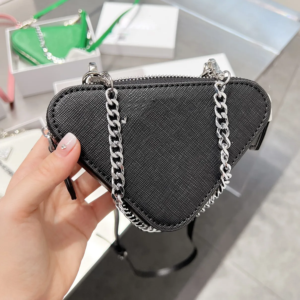 SAFFIANO CUIR MINI POUCH SAGS DÉCHANCHER CROSSBOCK TRIANGLE Silhouette Zipper Close Purse Hands Sac à main