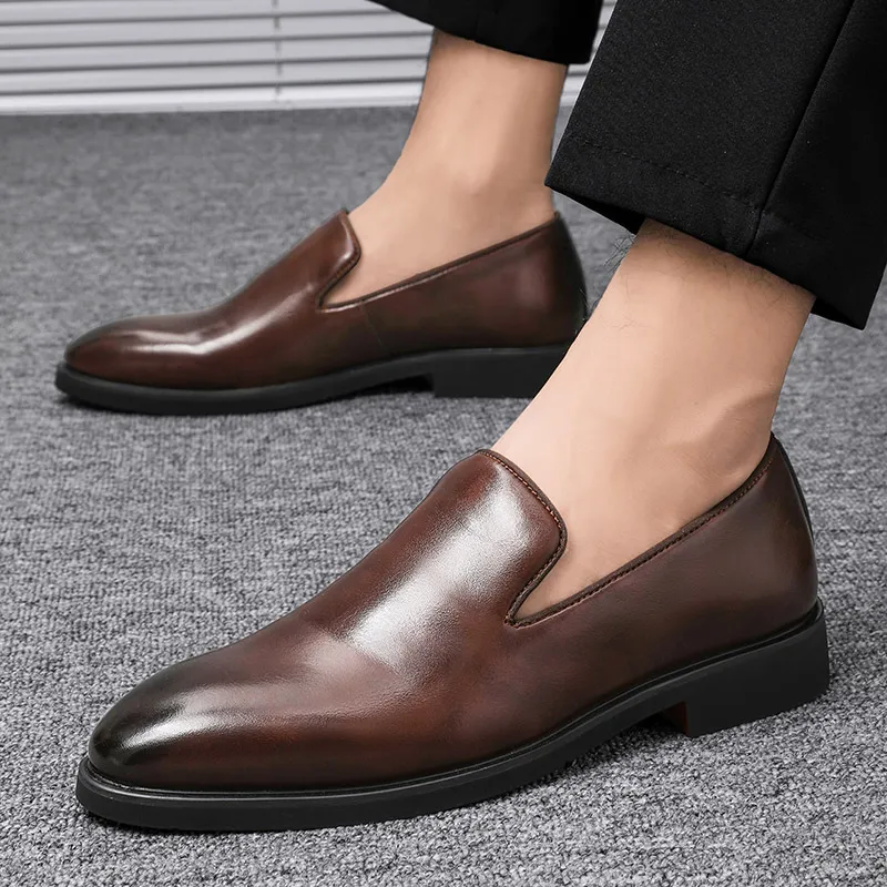 Klassiska loafers män skor pu läder fast färg mode mångsidig enkel spetsig tå platt casual business klänningskor dh997