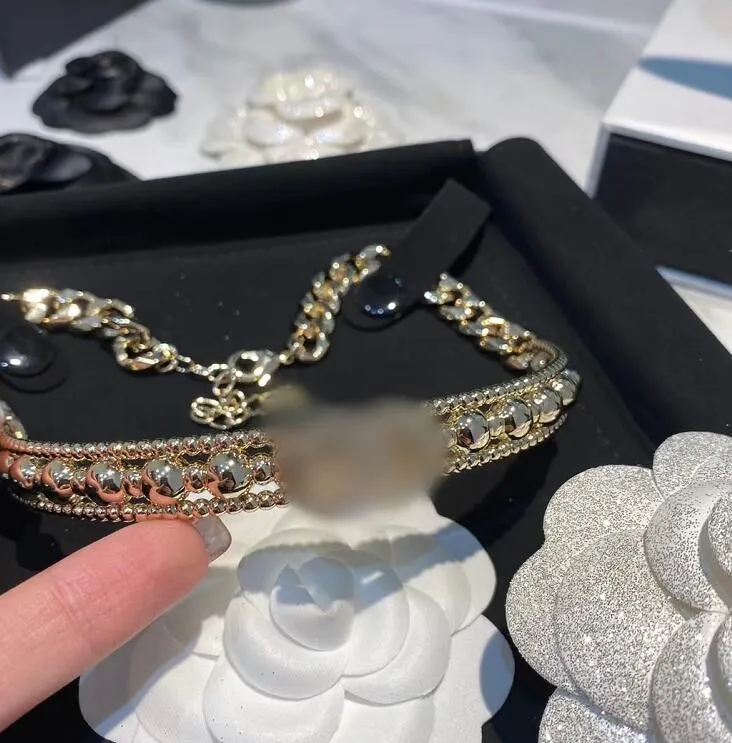 Collane con ciondolo di lusso di design Moda Donna Classici Perline di metallo Collana di gioielli da donna di alta qualità con abito completo G281f