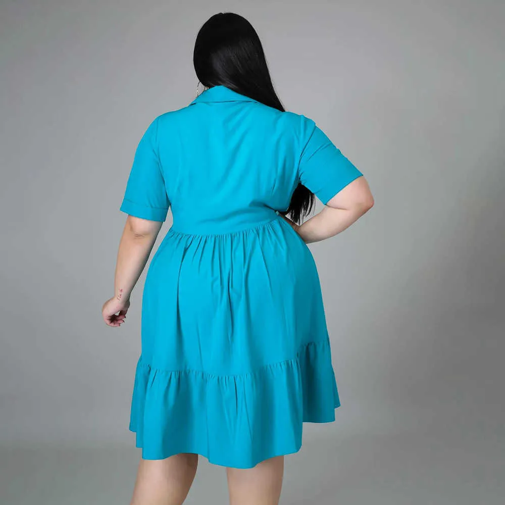 امرأة تسبب الفساتين بالإضافة إلى حجم ملابس كبيرة صلبة كبيرة في فستان القميص القصيرة القصيرة