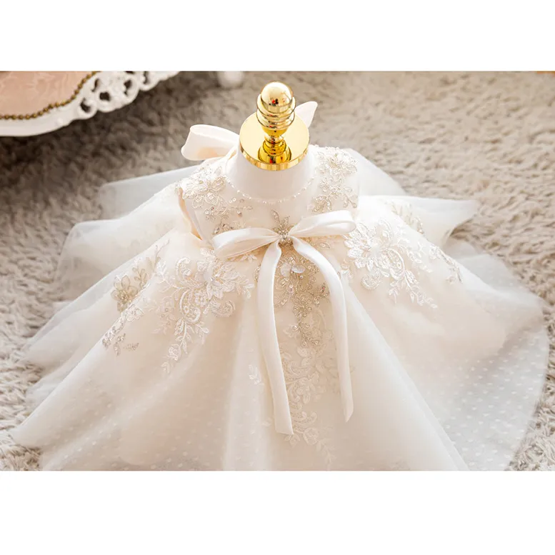 2022 Lyxig blomma flicka klänning lång tåg med båge pärla 3d blommor appqulies spets boll klänning prinsessa klänningar första heliga fisrst communion klänningar