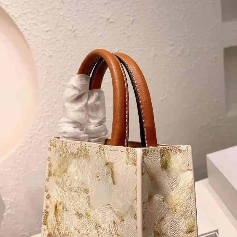 2022 جديد قوس ثلاثي الحمل الحقيبة جلد زهرة قديمة الأزياء متعددة الاستخدامات الرأسية المحمولة أحادية الكتف الرسول.