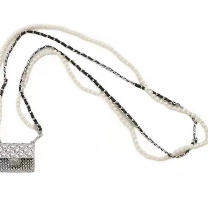 インターネット有名人同じスタイルのレディバッグダイヤモンドホローメタルミニ装飾ウエストバッグパールチェーンファッショナブルオールマッチスモール255E