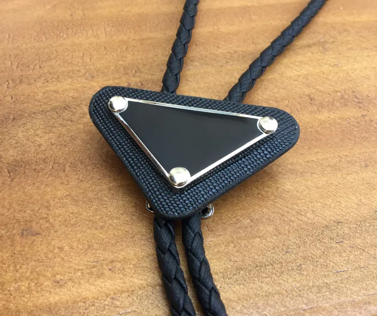 Pajaritas diseñador Diseño original Aleación de vaquero occidental Triángulo hacia abajo Bolo Tie para hombres y mujeres Personalidad Cuello Moda Acces300A