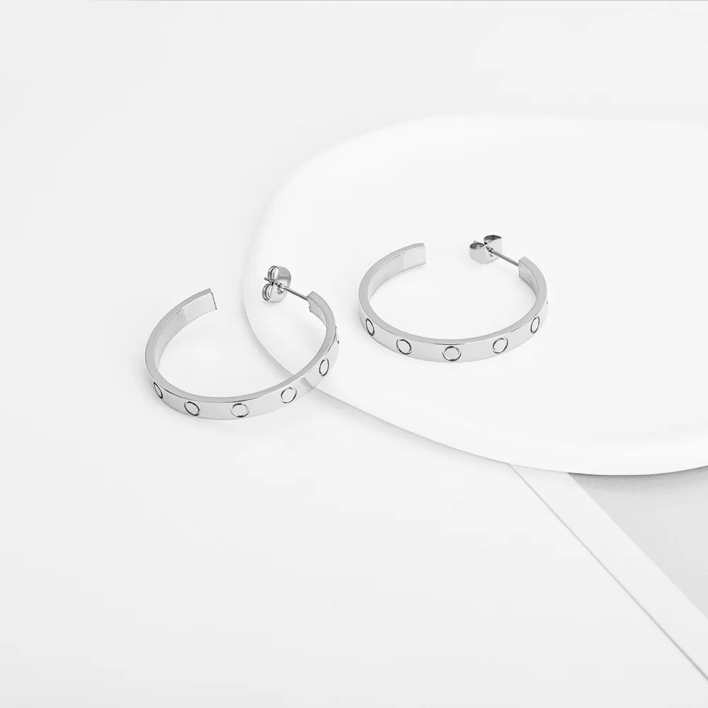 Högutgåva Hoop Huggie Screw Stud Love Earrings For Women Ladies Girls Gift Jewelry 316L Titanium Steel Designer Jewelry Surfa274i