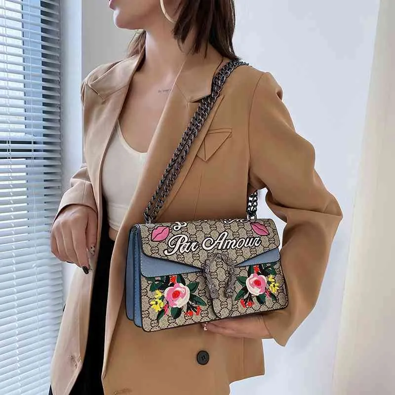 バッグ女性の新しいバージョントレンドメッセンジャーバッグ小さな正方形刺繍1つの肩の手ハンドバッグデザインの特価情報