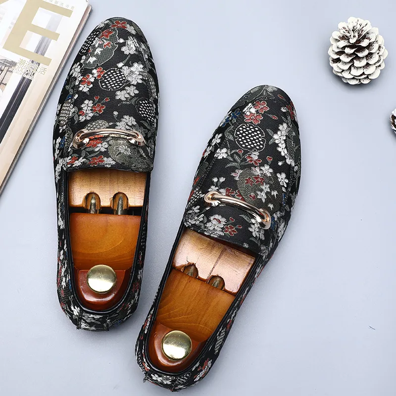 New Loafers Men Shoes Flower Fashion Classic Business Casual Banquet Everyday Vintage Stitching Mask Dress Shoes1647443