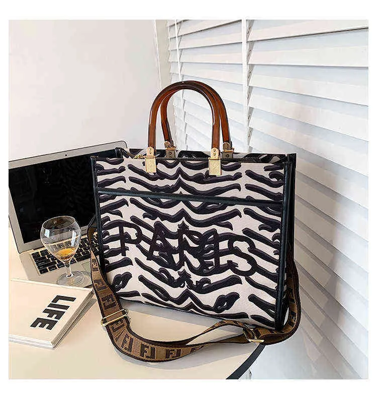 Factory Online Export Designer Tide Brand Ladies Bags 2022 New Women's Handbag Large Single Shoulder Messenger Color Printing