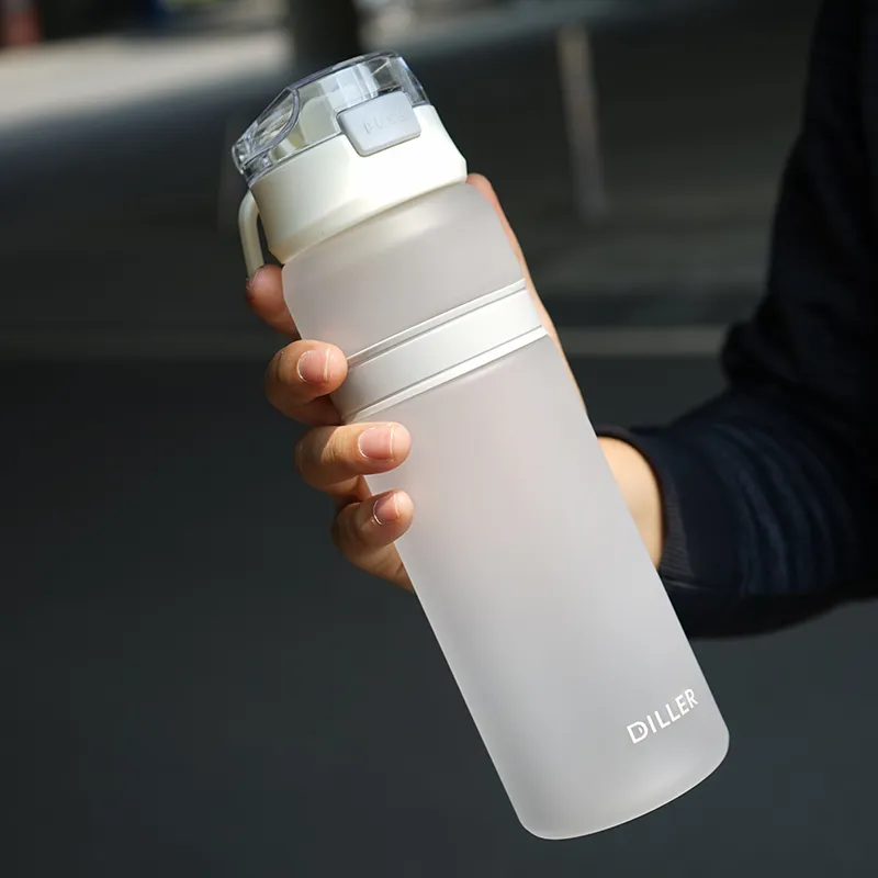 6 färger bärbar tritan material vattenflaska med halm utomhus sport fitness dricksflaskor hållbar plastflaska 220418