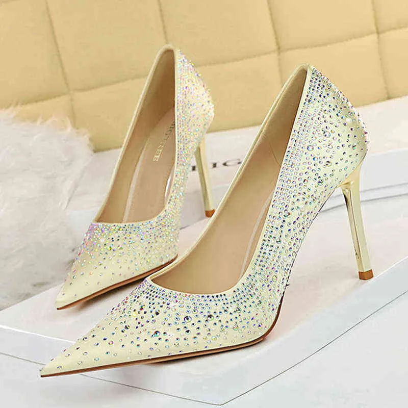 2022 Brand Women Glitter 9,5 cm höga klackar Silkpumpar Designer Bling Crystal White Stripper Heels Wedding Prom Shoes Plus Size G220516