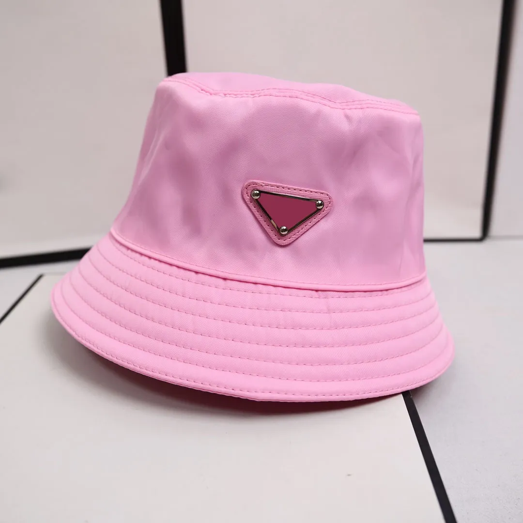 Stingy Brim Chapéus Designer Buckets Homens Mulheres Doce Algodão Metal Triangle211V