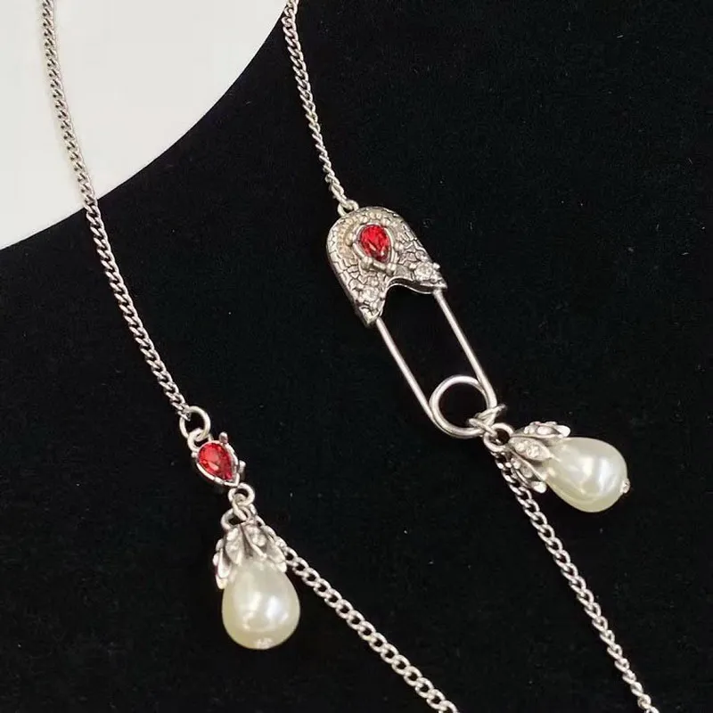 Novo projetado crânios pendurado cartões pingentes colar feminino senhoras vintage latão perolado colares designer jóias 0312283