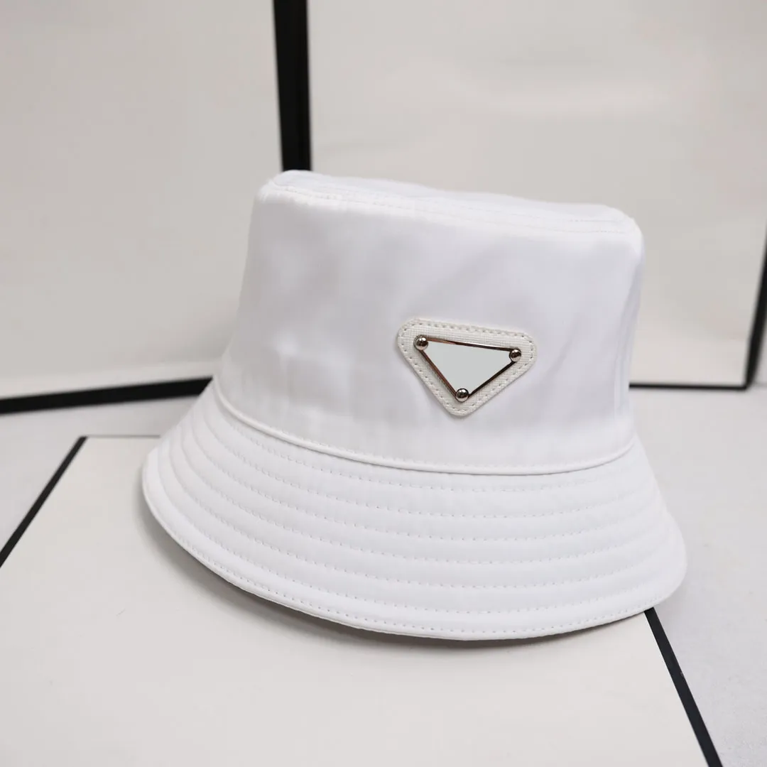 Cappelli a tesa avara firmati secchi da uomo e da donna in cotone caramello metallo triangolo211v