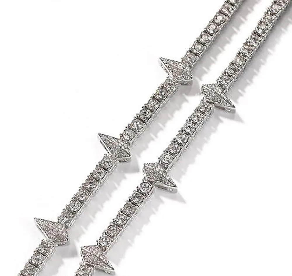 Trendy słodki mrożony łańcuch tenisowy dla kobiet mężczyzn Silver Color Choker Naszyjniki Piramidowe geometryczne wisiorek Rhinestone Jewelry 2633