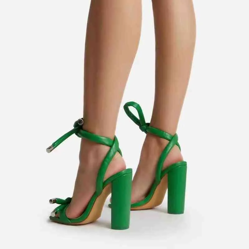 Sandali firmati 2022 open toe tacchi alti sexy cinturino incrociato soffice fiocco sandali con tacco grosso le donne pompe scarpe 220324