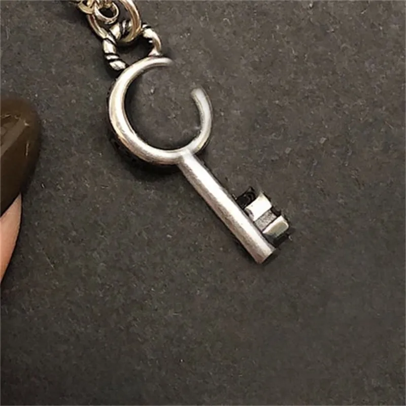 Nyckeldesigner halsband dubbel bokstav g lyxhalsband för män sval fast färg tunt kreativ form charmig pläterad silverhänge186f