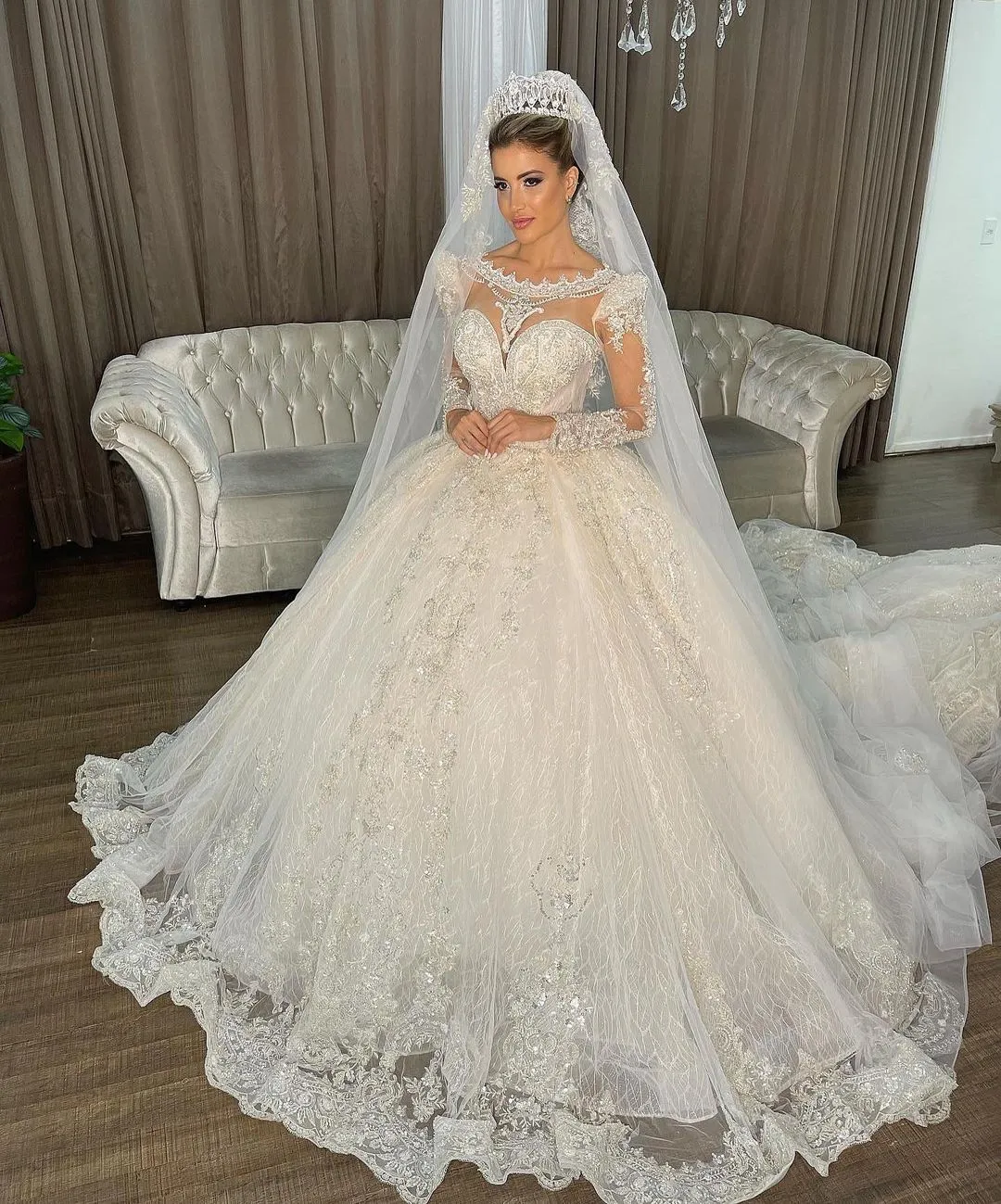 Abiti da sposa principessa Maniche lunghe Pizzo Appliqued Perline Abiti da sposa Custom Made Sweep Train Una linea Plus Size