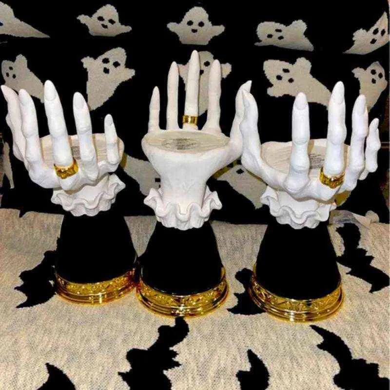 Resin Witch Hand Candlestick Creative Ghost Hand Palm Candle Holder For Halloween Decorative Candlestick Art Crafts Ornaments YQ231017
