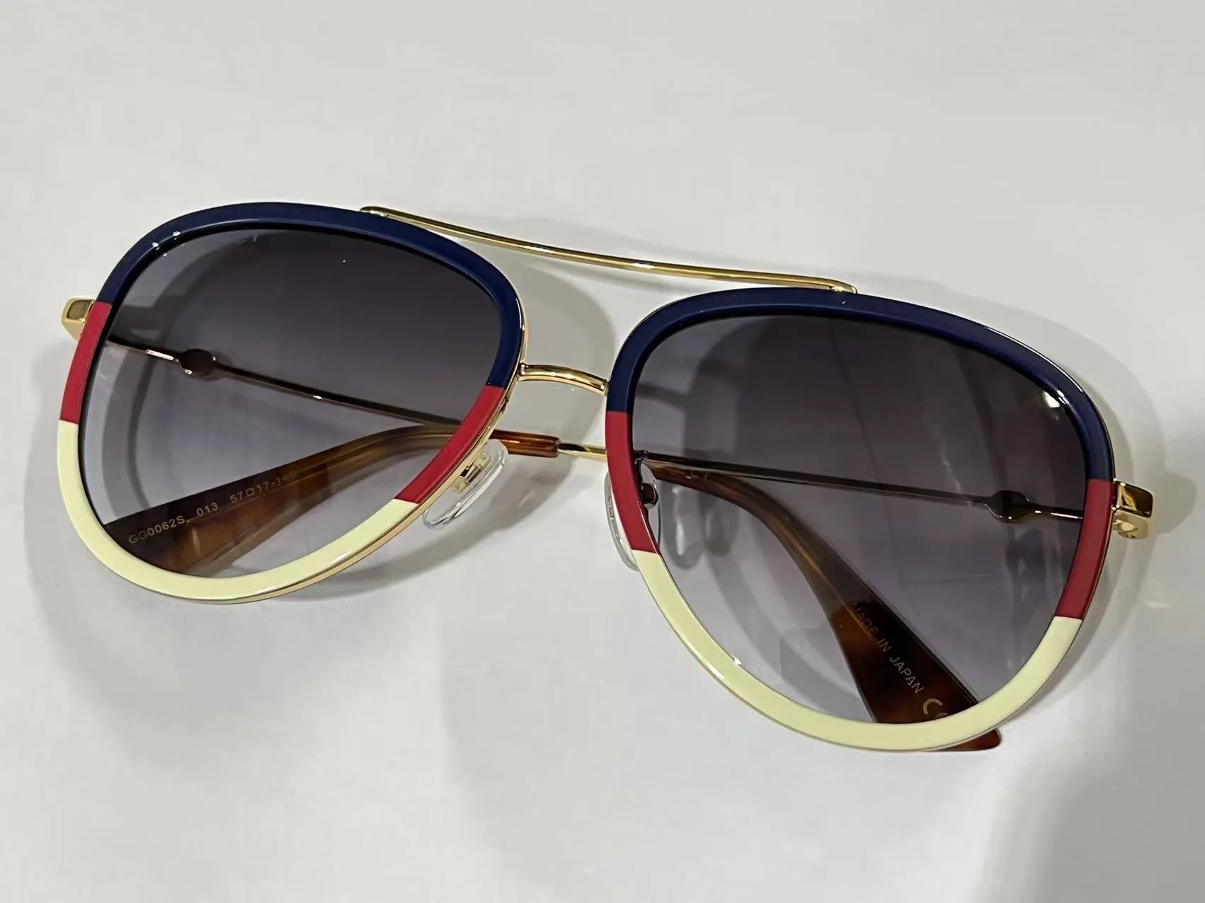 0062 Okulary przeciwsłoneczne dla kobiet klasyczne letnie styl mody metal i deska popularne okulary oczu najwyższej jakości okulary UV Protection197n